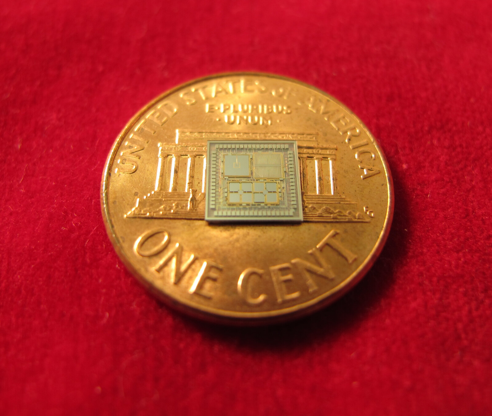 ชิป IMU แบบ MEMS วางเทียบขนาดกับเหรียญเพนนี